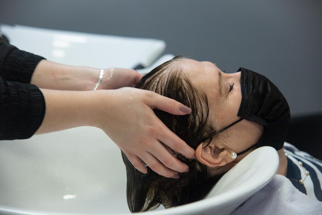 Stephany lavando o cabelo | Tica Cabelos