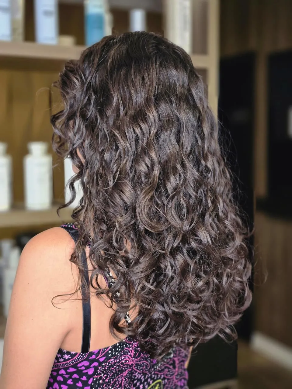 Cachos em camadas - modelo de corte Tica Cabelos